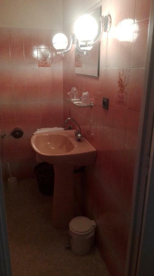 Le Barry Hotel Villefranche-d'Albigeois ภายนอก รูปภาพ